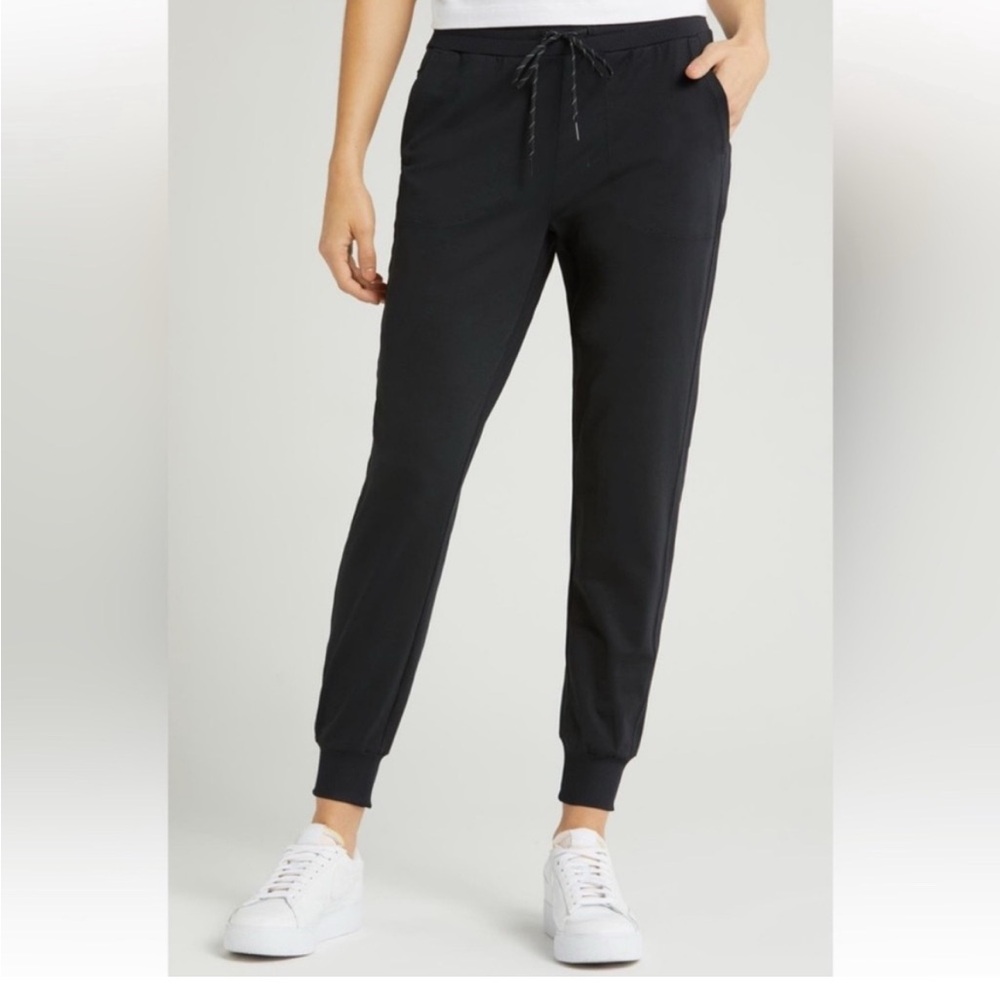Zella live in joggers
